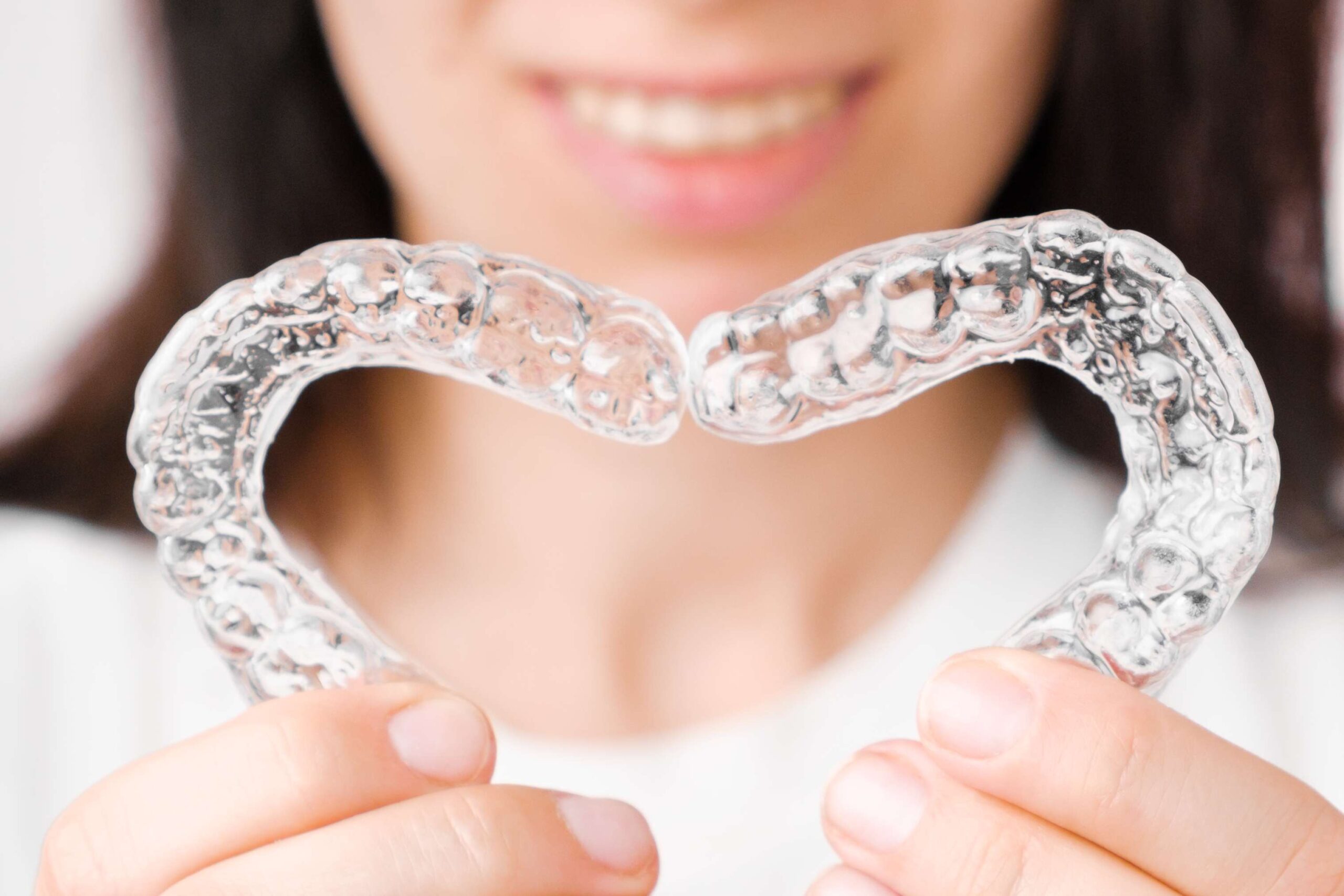 ortodoncia invisalign nderhyrje per drejtimin e dhembeve me invisalign te tejdukshem pa u dalluar nga askush